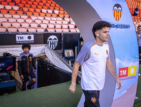 Nuestros Jugadores Ya Est N En Mestalla Valencia Cf