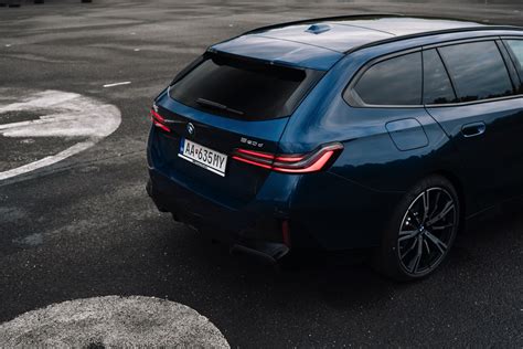 BMW 5er Touring: Fotos zeigen 520d G61 M Pro in Phytonic Blue