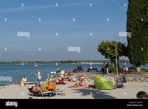 Menschen Am Badestrand Peschiera Del Garda Gardasee Venetien