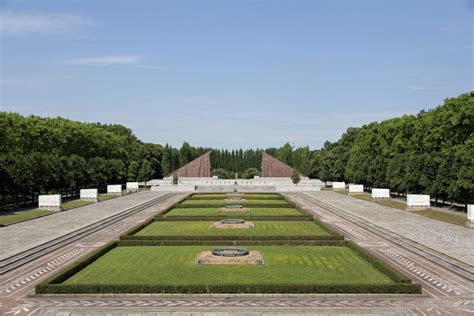 Soviet War Memorial in Treptower Park - andBerlin