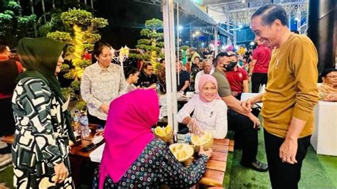 Cerita Jokowi Makan Durian Medan Bareng Sejumlah Pemred Tadi Malam