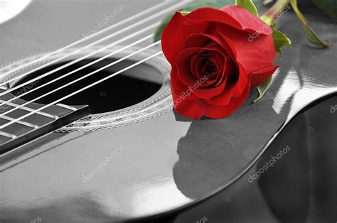 Guitarra Clásica Y Rosa Roja — Foto De Stock © Luckylia 104740384