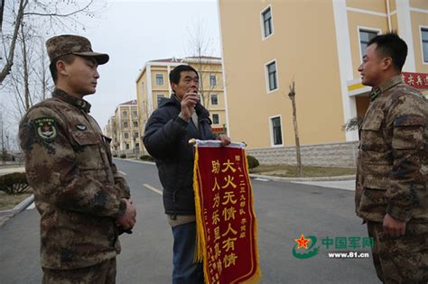 休假归队，他为连队带回了一面锦旗 手机凤凰网