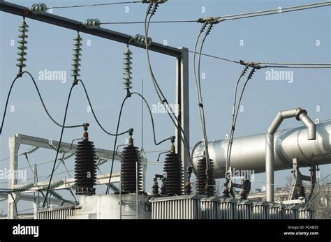 Los Cables De Alta Tensi N Y Transformadores Fotograf A De Stock Alamy