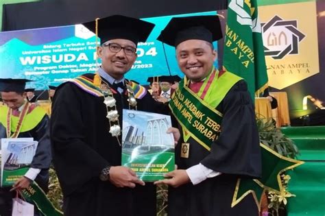 Jadi Wisudawan Terbaik S Uinsa Ini Sosok Branch Manager Bsi Eric