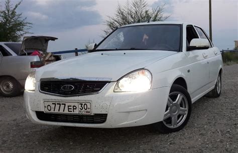 Наклейка на лобовое стекло, чехлы белые + кубики — Lada Приора седан, 1 ...