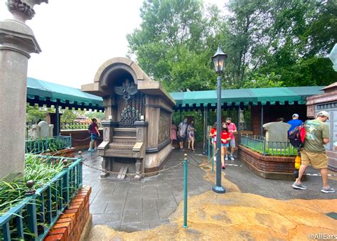 Disney World's Haunted Mansion Graveyard Was Open To Visitors Today ...