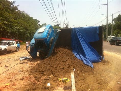 G1 Caminhão carregado de areia tomba e derruba poste em avenida de