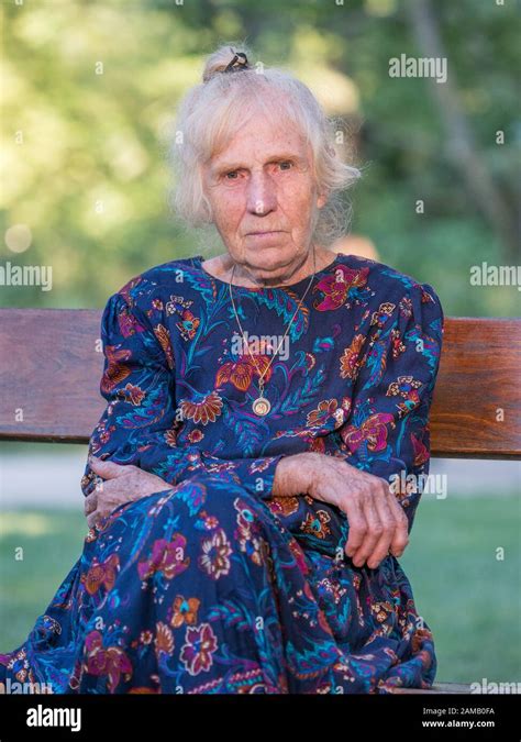 Old Granny Sitting On Bench Banque De Photographies Et Dimages à Haute