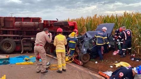 Caminhão passa por cima de carro e deixa família ferida