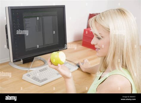 Gesunde Ern Hrung Am Arbeitsplatz Eating Healthy At The Workplace Stock