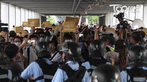 【反送中】逾百示威者中信天橋與防暴警察對峙 議員要求警方不要傷害示威者