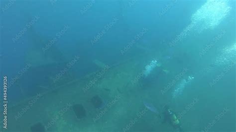 Vidéo Stock Scuba Divers Swims On The Shipwreck Swedish Ferry Ms