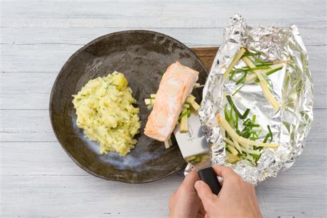 Vispakketje Met Zalm En Pastinaak Aardappelpuree Recept Hellofresh