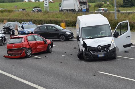 Statale 36 Incidente A Carate Brianza Grave Uomo Investito Era Sceso