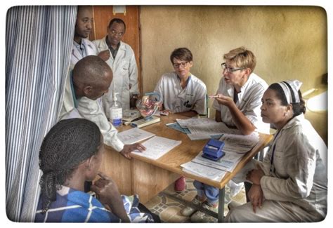 Veel dokters en vertalers om de juiste anamnese eruit te krijgen ...
