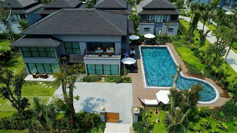 Bird's Eye View of a House with Swimming Pool · Free Stock Photo