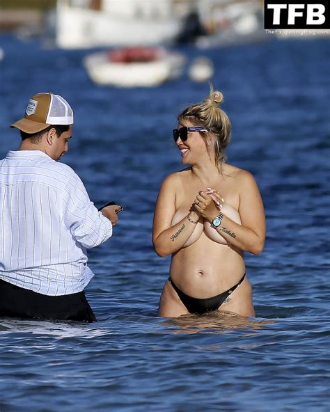 Wanda Nara Flashes Her Nude Boobs On The Beach In Ibiza Photos