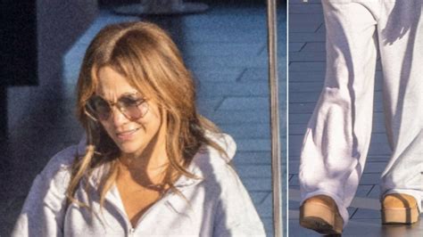 Jennifer Lopez Lleva Botines Ugg De Los Con Pantalones Baggy En