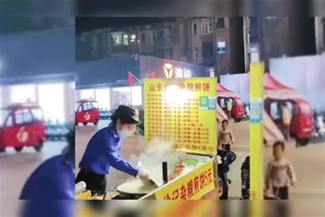 煎饼摊主家里水管爆裂！接电话后匆忙离开，辖区城管队员发现后快速“上岗”！