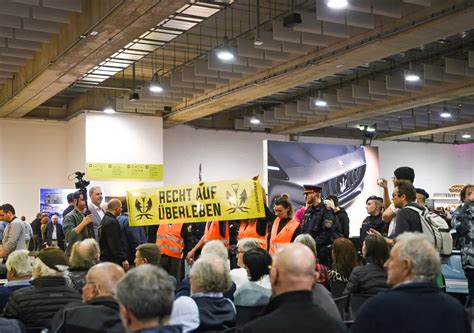 Aufregung Bei Motionexpo Aktivisten Starten Protestaktion Minuten