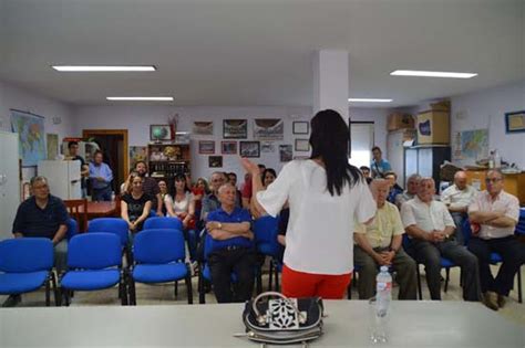 Puertollano Mayte Fern Ndez Visita La Asociaci N De Vecinos Santa Ana