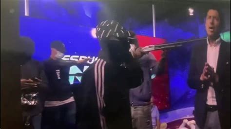 Vídeo Un Grupo De Encapuchados Toma Con Armas El Canal De Televisión