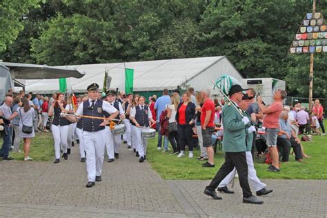 Polonaise Und Gro Er Zapfenstreich Beim Sch Tzenfest In Overberge