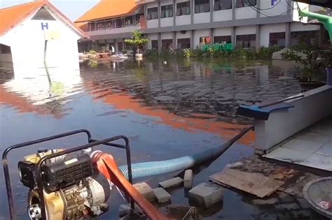 SMP Di Sidoarjo Terendam Banjir Berhari Hari Ratusan Siswa Terpaksa