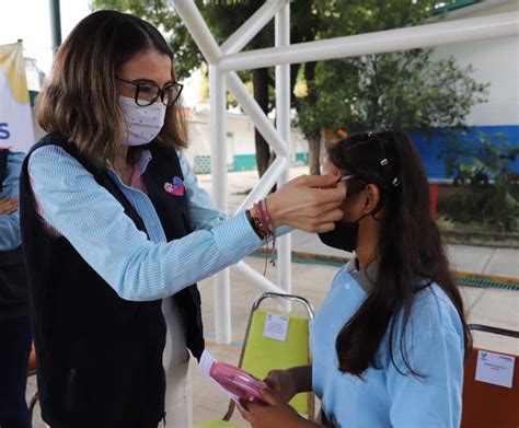 En el regreso a clases niñas y niños reciben lentes graduados