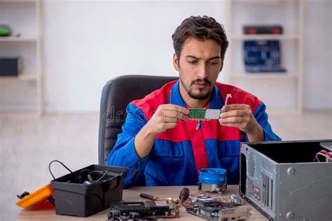 Hombre Joven Reparador Reparando Computadora Imagen De Archivo Imagen