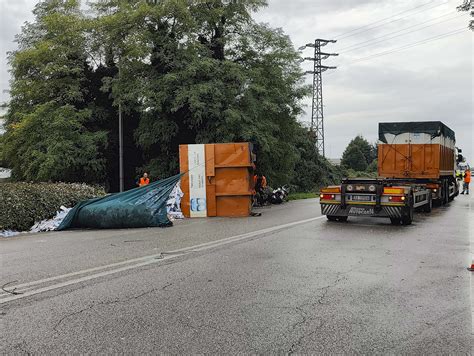 Padova Si Sgancia Il Cassone Del Rimorchio Di Un Camion E Travolge Un