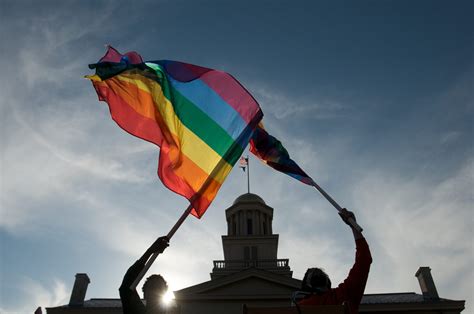 Vaticano sì a battesimo per transgender e figli coppie gay Possono