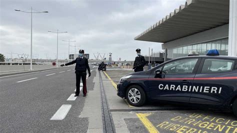 Controlli Dei Carabinieri All Aeroporto Di Fiumicino Tre Denunce E Un