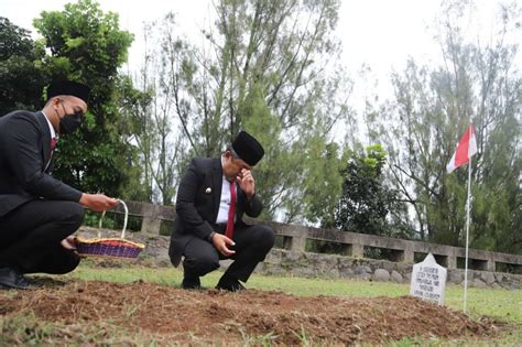 Peringati Bandung Lautan Api Yana Menangis Depan Makam Ayah WARTAKINI