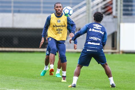 Treino portões fechados define equipe para jogo deste sábado