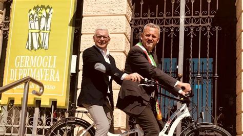 Ascotrade Per Il Sociale L Azienda Dona Una Nuova Hugbike Al Comune Di