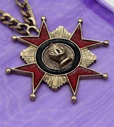 Trifari Maltese Cross Medallion Cross Vintage Gold To Gem