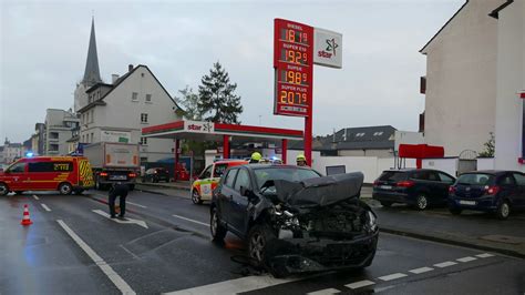 Siegburg Linienbus Kracht Mit Auto Zusammen Zwei Verletzte Kölner