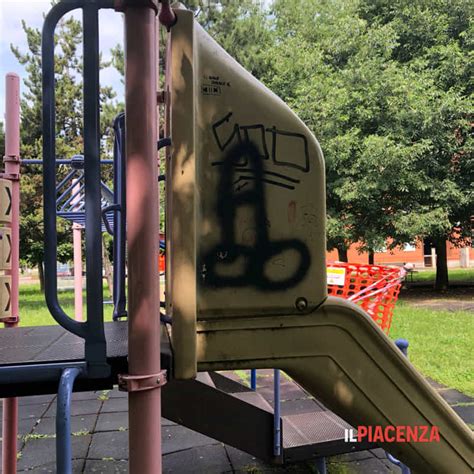 Degrado Urbano A Piacenza In Via Malaspina Obizzo Campo Giochi