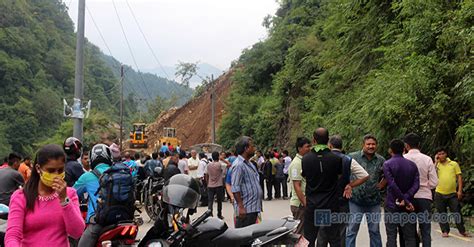 आँबुखैरेनीमा पहिरो जाँदा पृथ्वी राजमार्ग ८ घण्टादेखि अबरुद्ध