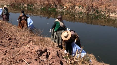 Las Aymaras Y Su Esfuerzo Por Preservar El Lago Titicaca Azotado Por