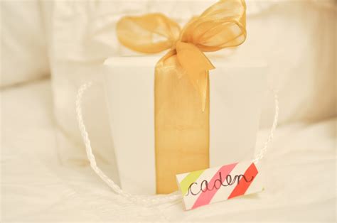 Domestic Fashionista: Simple Christmas Gift Wrapping