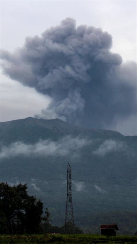 Gunung Marapi Kembali Erupsi Semburkan Abu Vulkanik Setinggi Meter