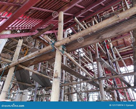 Andaime Tradicional Feito Do Bambu Para a Construção De Um Telhado