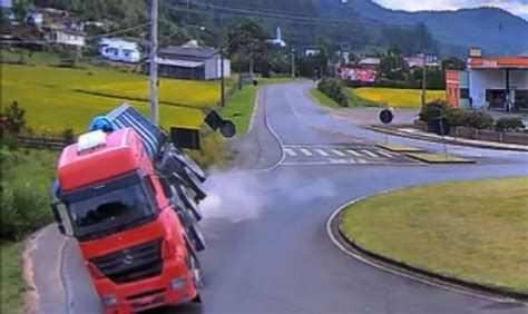 Carreta Tomba Em Morro Grande Sc E Assusta Moradores Da Regi O Confira