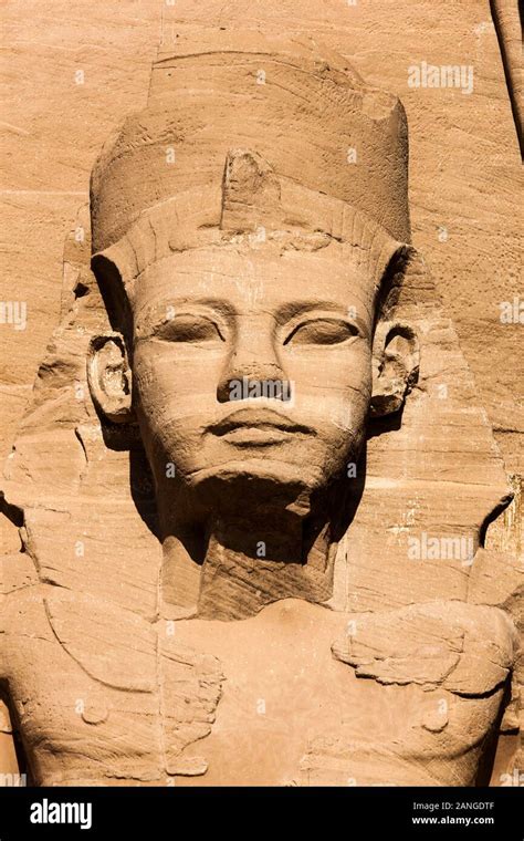 Estatua De Rams S Ii En El Gran Templo Templos De Abu Simbel