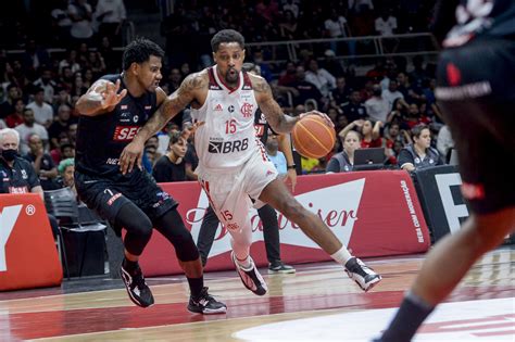 Em jogo apertado Franca vence o Flamengo no Rio e fica mais próximo de