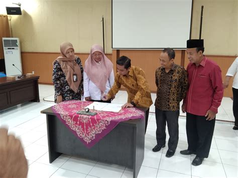 Dekan FDK UINSU Dr H Hasan Sazali M A Tanda Tangani MoU Dengan