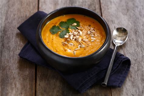 Soupe de courge butternut au lait de coco coriandre et pépites de